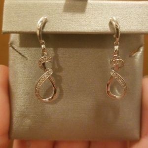 10 kt white gold earrings with diamonds.